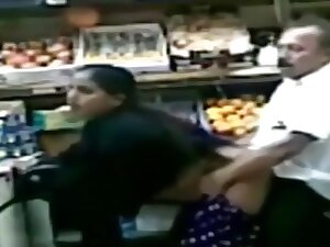 Sex in the marketقحبة متناكة في محل الخضر