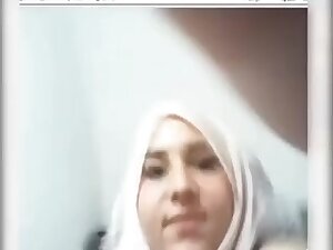 hijab girl faps on webcam